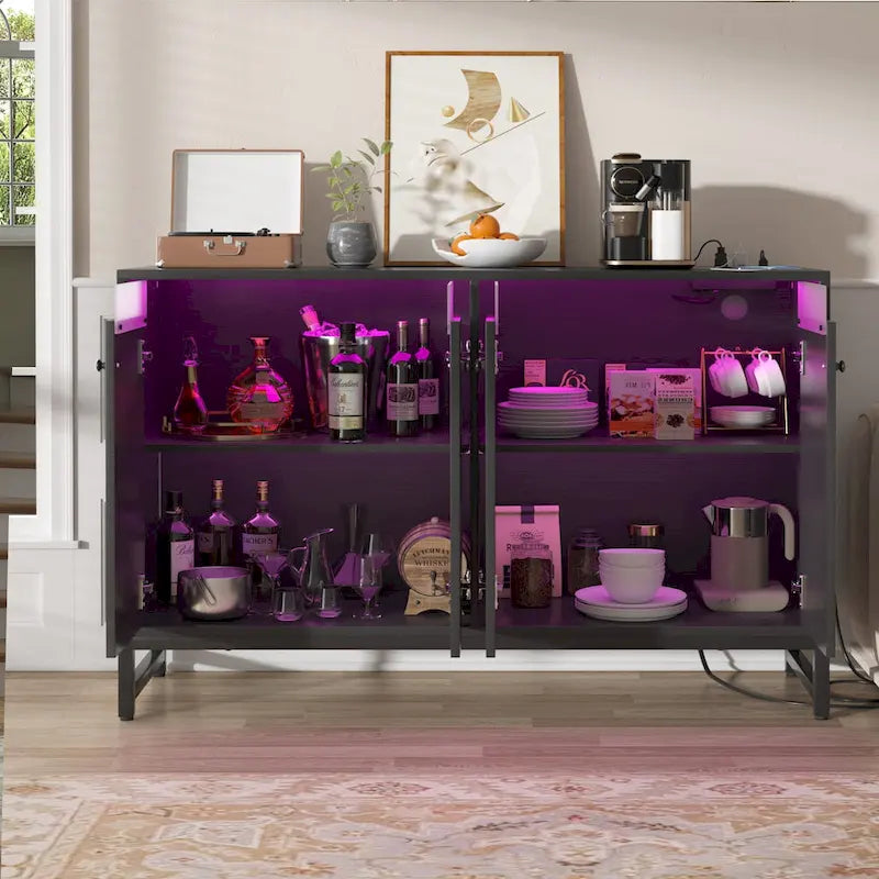 Meuble d’appoint à 4 portes avec prise électrique, éclairage LED et rangement type buffet
